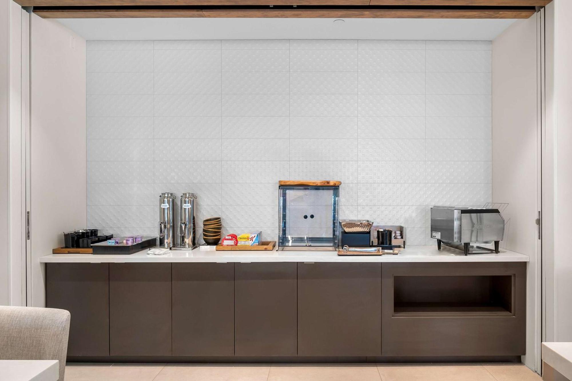 Hilton Garden Inn นอร์ทคอนเวย์ ภายนอก รูปภาพ